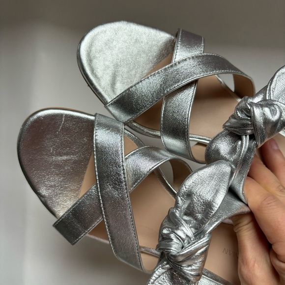 Stuart Weitzman $425 Bandeau‎ Metallic Slide Bow Sandal Silver Leather Sz 6 - Picture 8 of 9